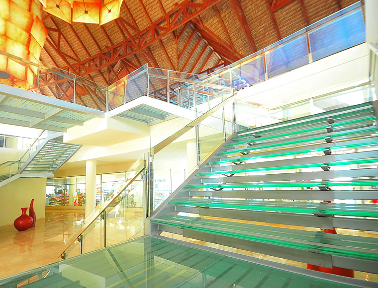 El Grupo Madeplax se encarga del diseño, desarrollo, fabricación e instalación de la escalera del hotel Royalton Punta Cana Resort