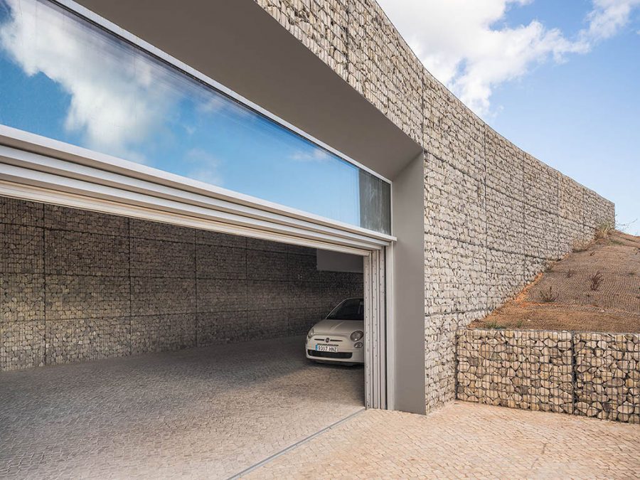 Carpintería técnica: 6 m de ventana de guillotina y techo artesonado en roble